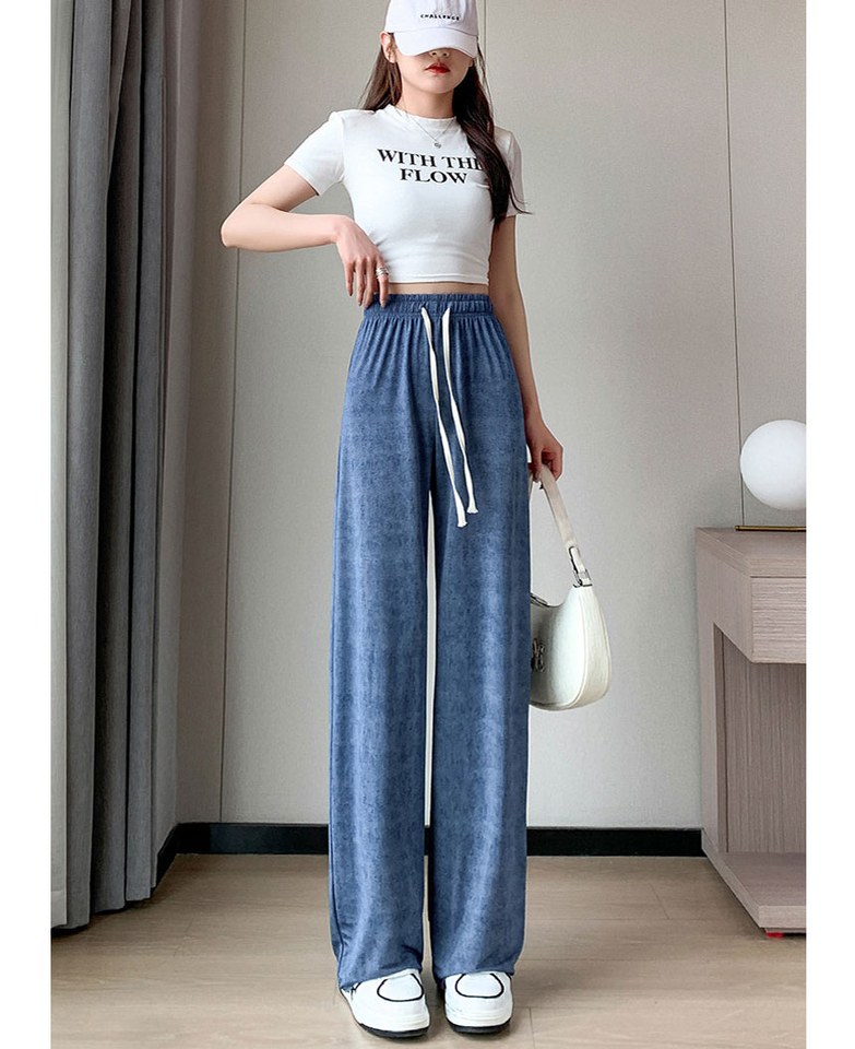 화이트·차콜 톤 청바지와 반팔티 전신 코디 사진