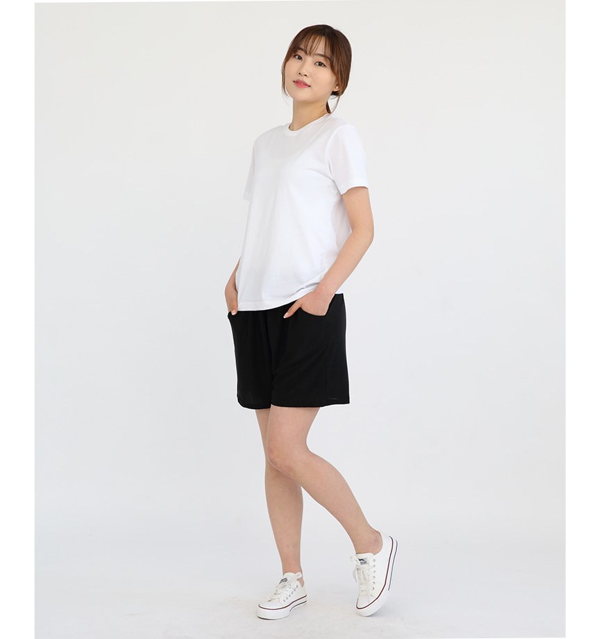 베이지·블랙 톤 반바지와 반팔티 전신 코디 사진