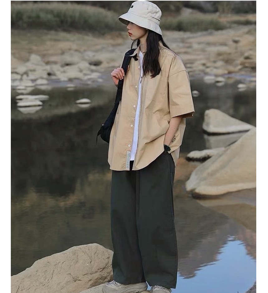 베이지·카키 톤 셔츠와 크로스백 전신 코디 사진