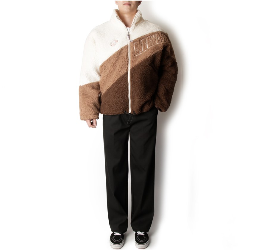 카멜·브라운 톤 패딩과 트레이닝팬츠 전신 코디 사진