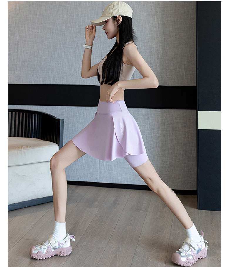 블랙·그레이 톤 스커트와 나시 전신 코디 사진