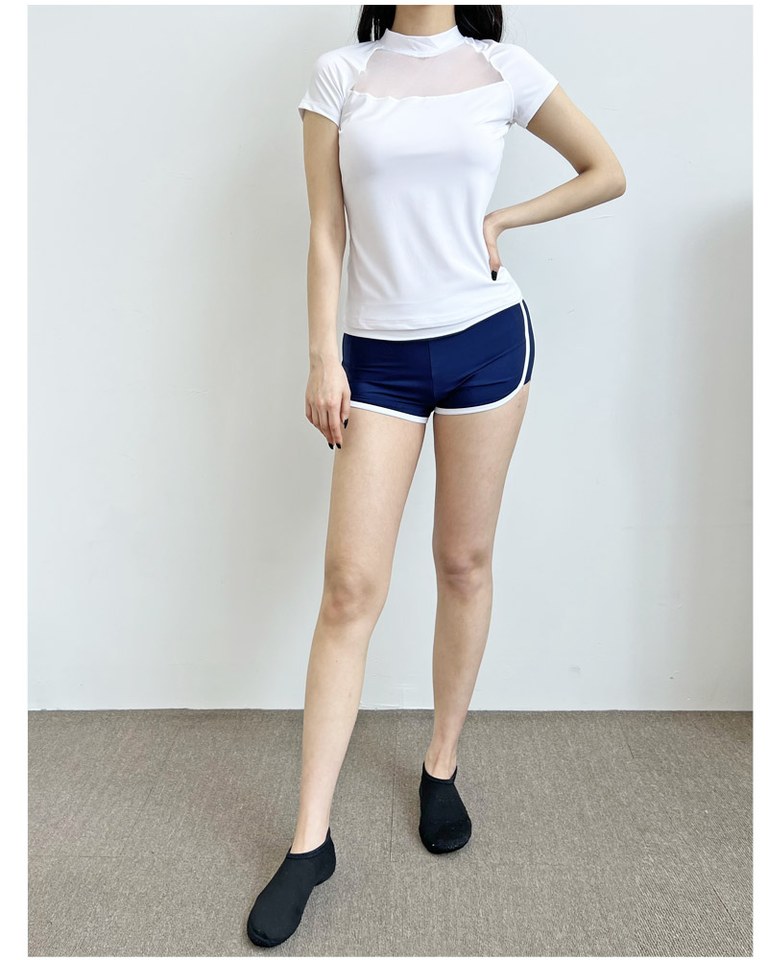 화이트·네이비 톤 반바지와 반팔티 전신 코디 사진