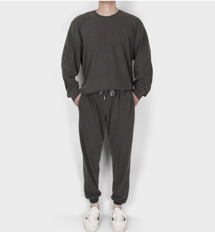 차콜·그레이 톤 티셔츠와 트레이닝팬츠 전신 코디 사진