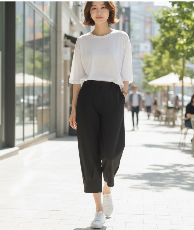 아이보리·블랙 톤 슬랙스와 반팔티 전신 코디 사진