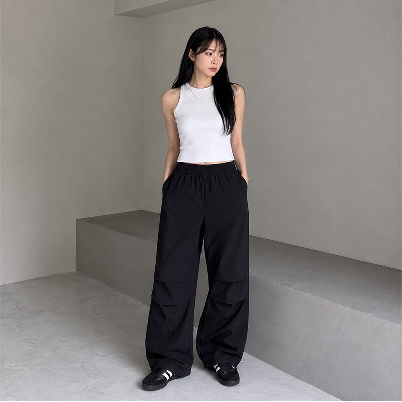 화이트·블랙 톤 트레이닝팬츠와 나시 전신 코디 사진
