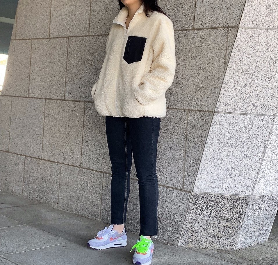 베이지·아이보리 톤 플리스와 청바지 전신 코디 사진