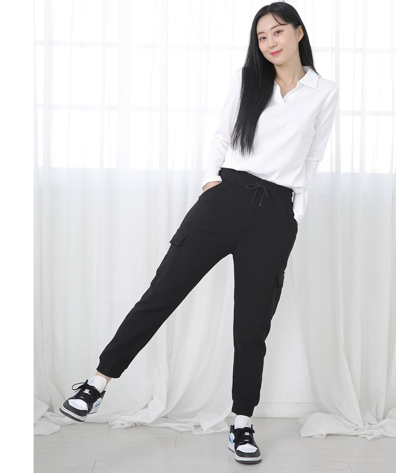 차콜·블랙 톤 조거팬츠와 셔츠 전신 코디 사진