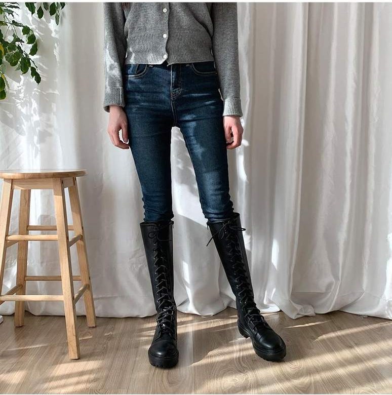 블랙·차콜 톤 부츠와 니트 전신 코디 사진