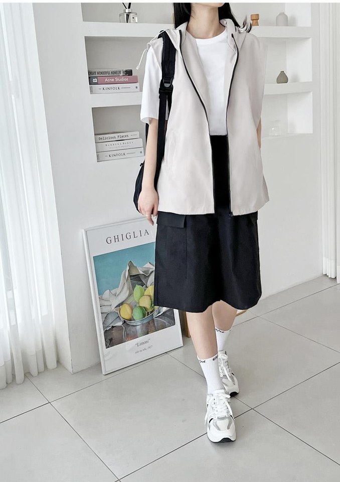 블랙·그레이 톤 재킷과 긴팔티 전신 코디 사진