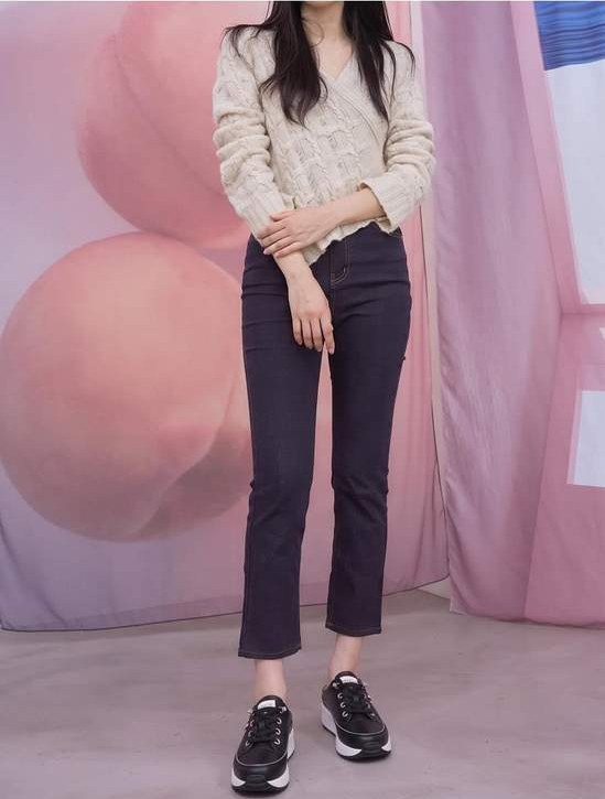 베이지·차콜 톤 스니커즈와 니트 전신 코디 사진
