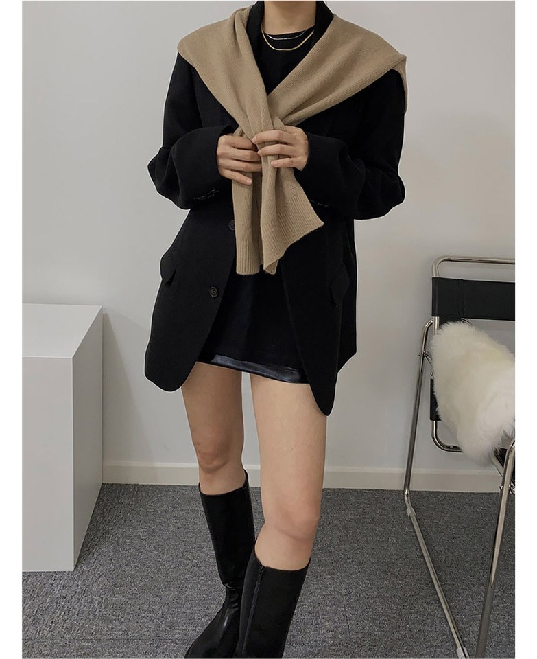 블랙·카키 톤 가디건과 미니스커트 전신 코디 사진