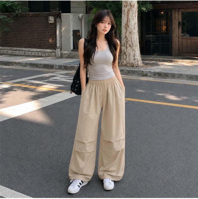 베이지·그레이 톤 트레이닝팬츠와 나시 전신 코디 사진