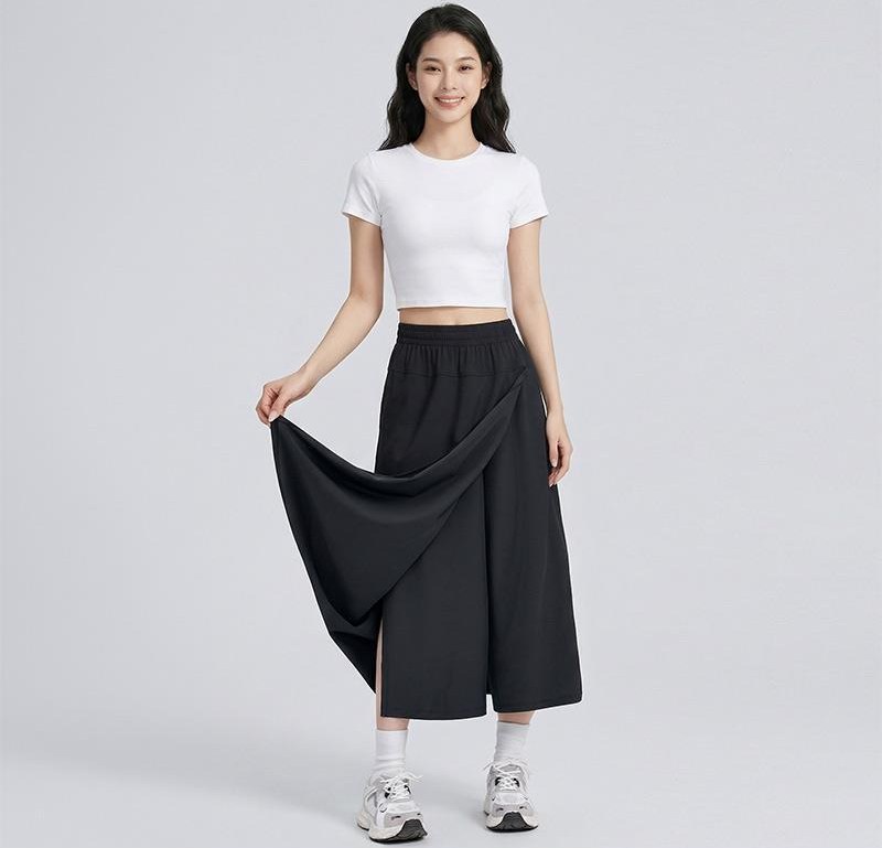베이지·카멜 톤 슬랙스와 반팔티 전신 코디 사진