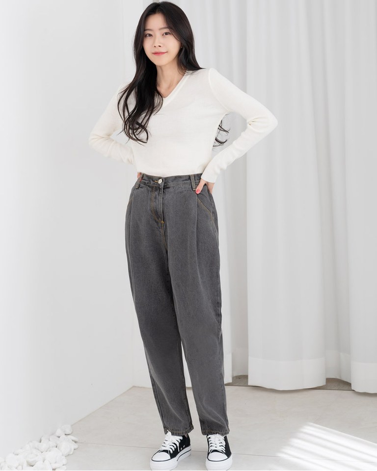 블랙·차콜 톤 청바지와 니트 전신 코디 사진