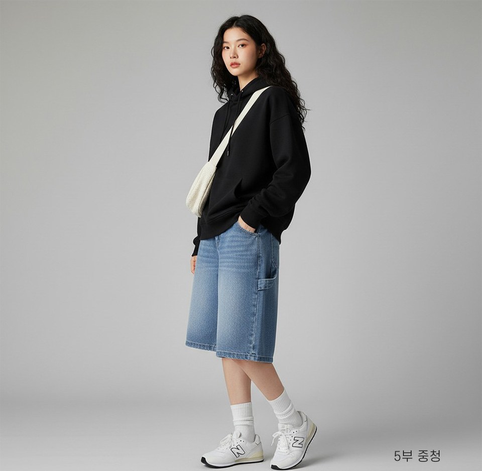 블랙·베이지 톤 반바지와 긴팔티 전신 코디 사진
