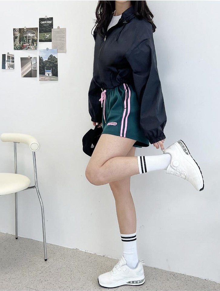 차콜·블랙 톤 반바지와 재킷 전신 코디 사진