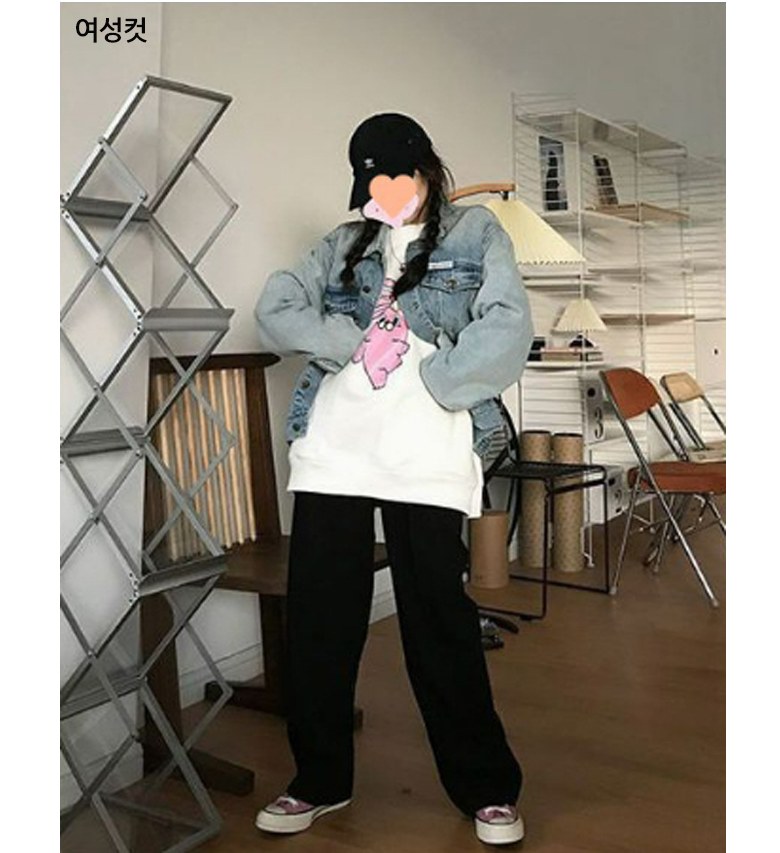 그레이·화이트 톤 슬랙스와 재킷 전신 코디 사진