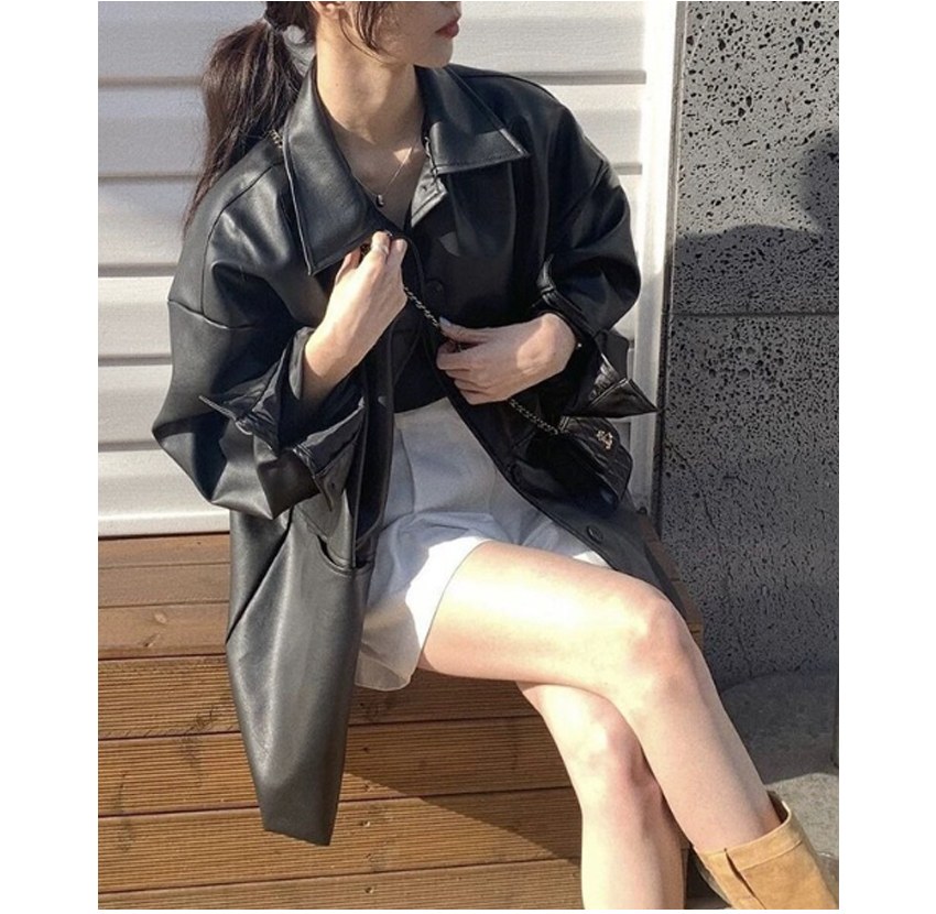 블랙·브라운 톤 재킷과 숄더백 전신 코디 사진