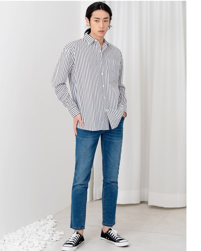 그레이·네이비 톤 청바지와 셔츠 전신 코디 사진