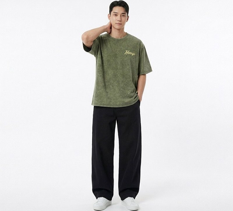 카키·블랙 톤 셔츠와 와이드팬츠 전신 코디 사진