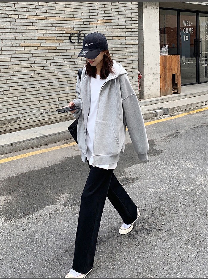 그레이·화이트 톤 후드집업과 긴팔티 전신 코디 사진