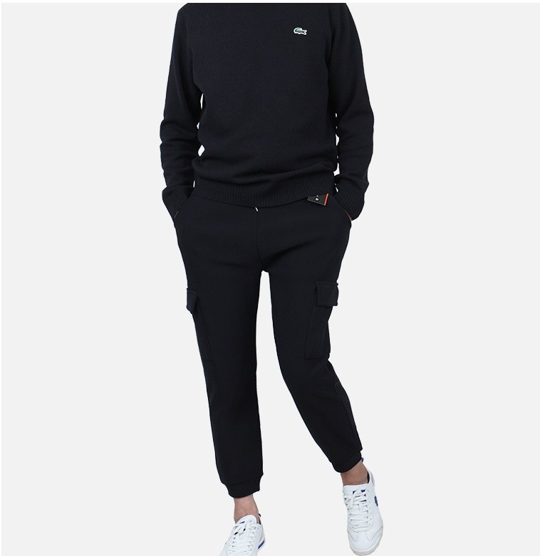 블랙·그레이 톤 조거팬츠와 긴팔티 전신 코디 사진