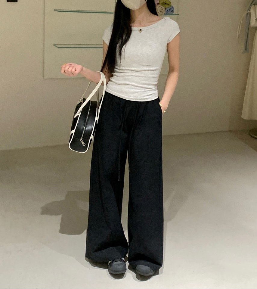 베이지·블랙 톤 와이드팬츠와 반팔티 전신 코디 사진