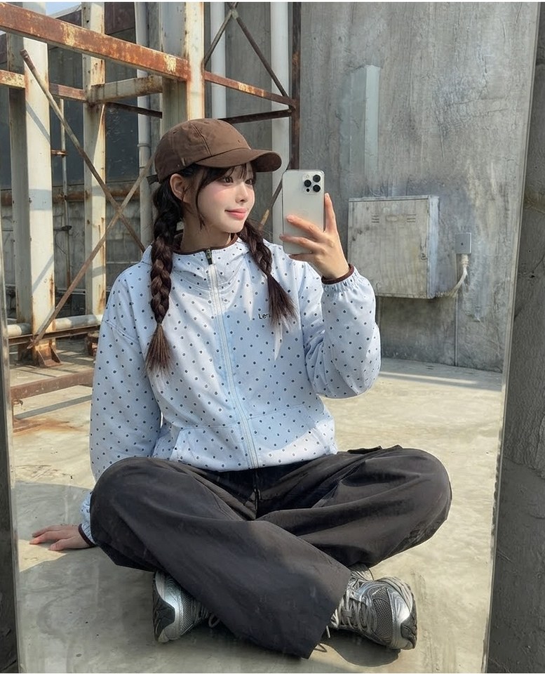스카이블루·그레이 톤 후드집업과 트레이닝팬츠 전신 코디 사진