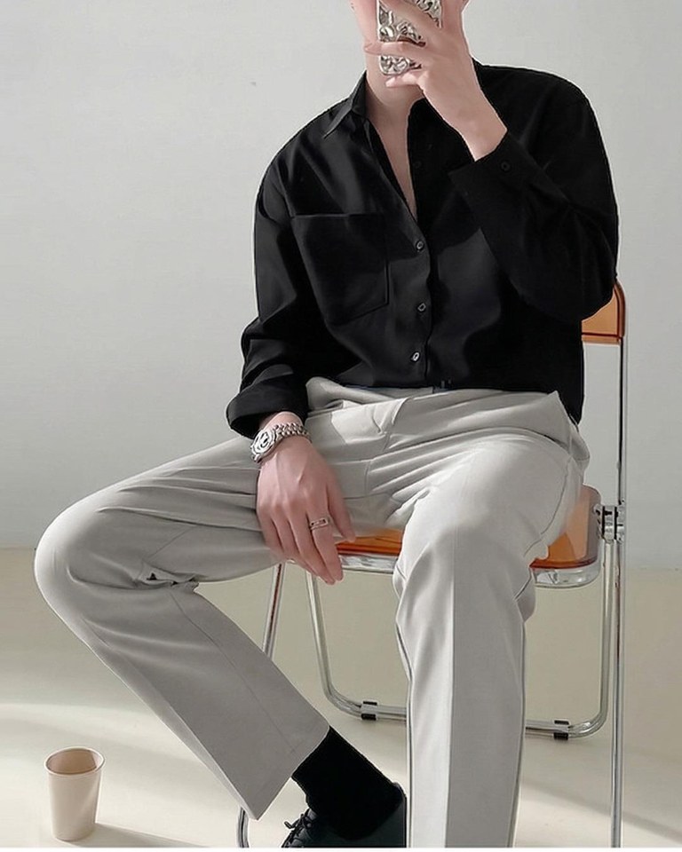 블랙·그레이 톤 셔츠와 슬랙스 전신 코디 사진