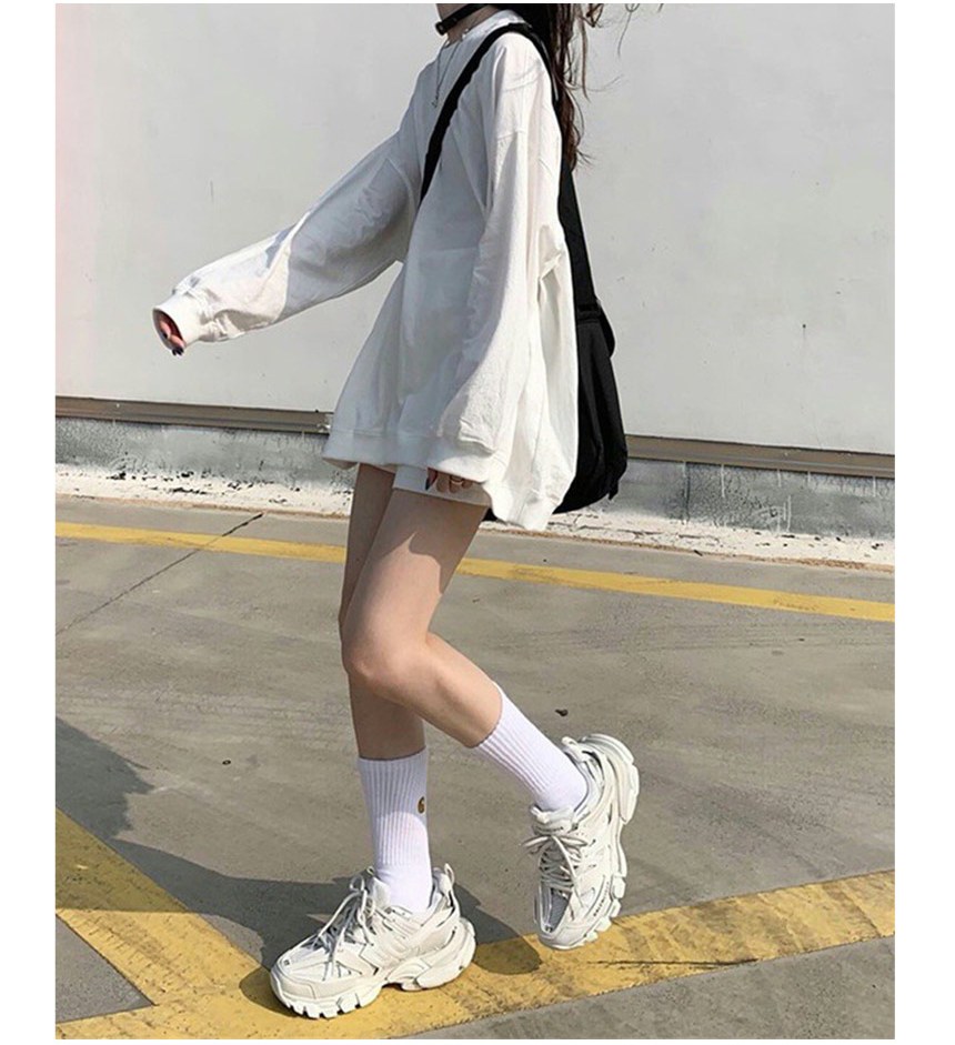 그레이·화이트 톤 맨투맨과 반바지 전신 코디 사진