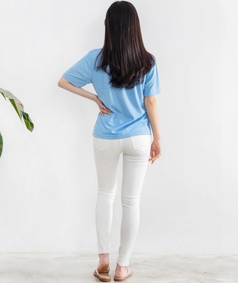 스카이블루·블랙 톤 셔츠와 청바지 전신 코디 사진