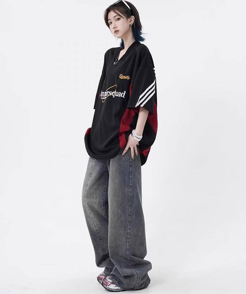 블랙·차콜 톤 셔츠와 청바지 전신 코디 사진