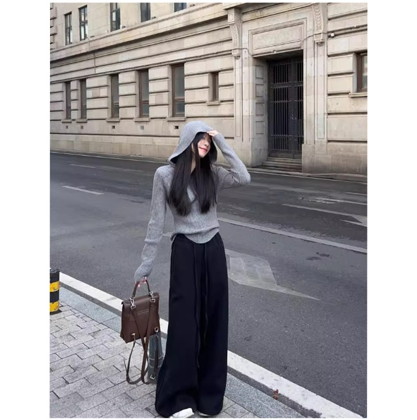 블랙·차콜 톤 니트와 와이드팬츠 전신 코디 사진