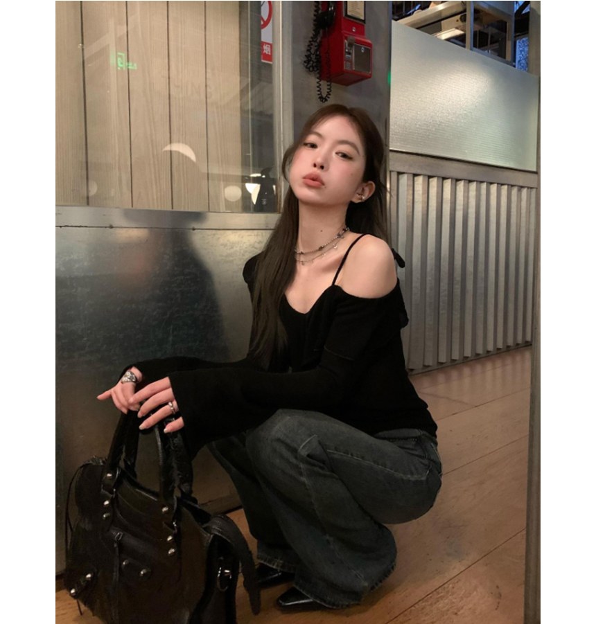 블랙·브라운 톤 셔츠와 청바지 전신 코디 사진