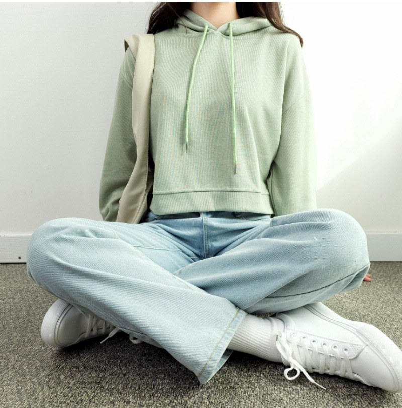 베이지·카키 톤 후드티와 청바지 전신 코디 사진
