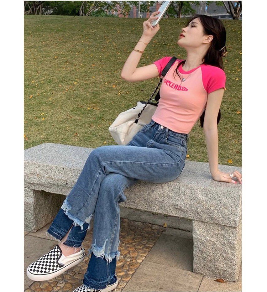 핑크·베이지 톤 셔츠와 청바지 전신 코디 사진