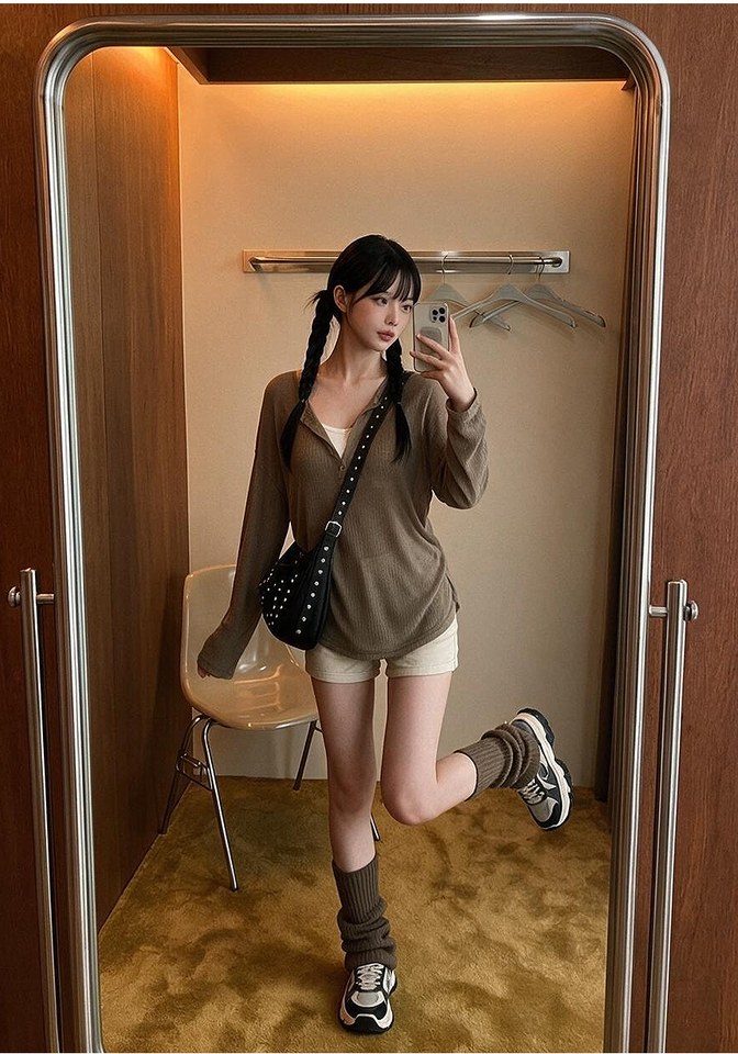 차콜·브라운 톤 셔츠와 반바지 전신 코디 사진