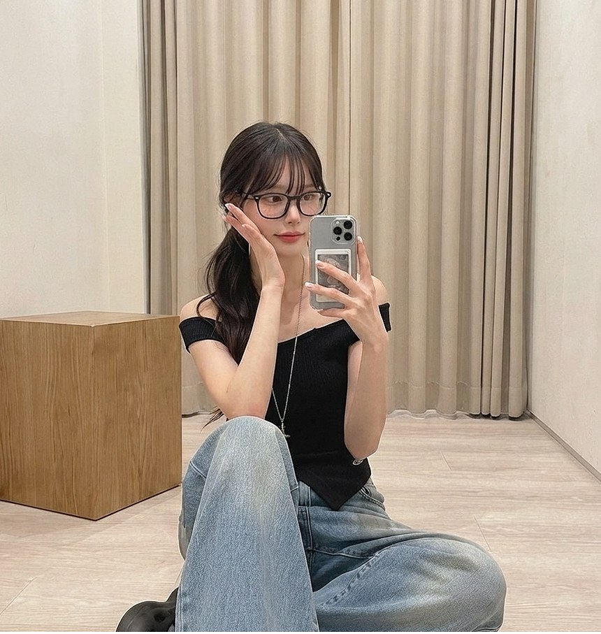 블랙·그레이 톤 셔츠와 청바지 전신 코디 사진