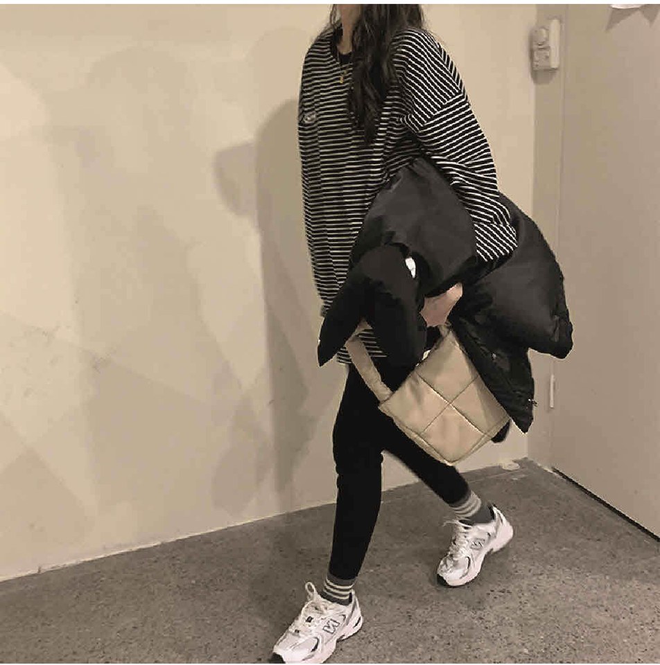 블랙·차콜 톤 패딩과 트레이닝팬츠 전신 코디 사진