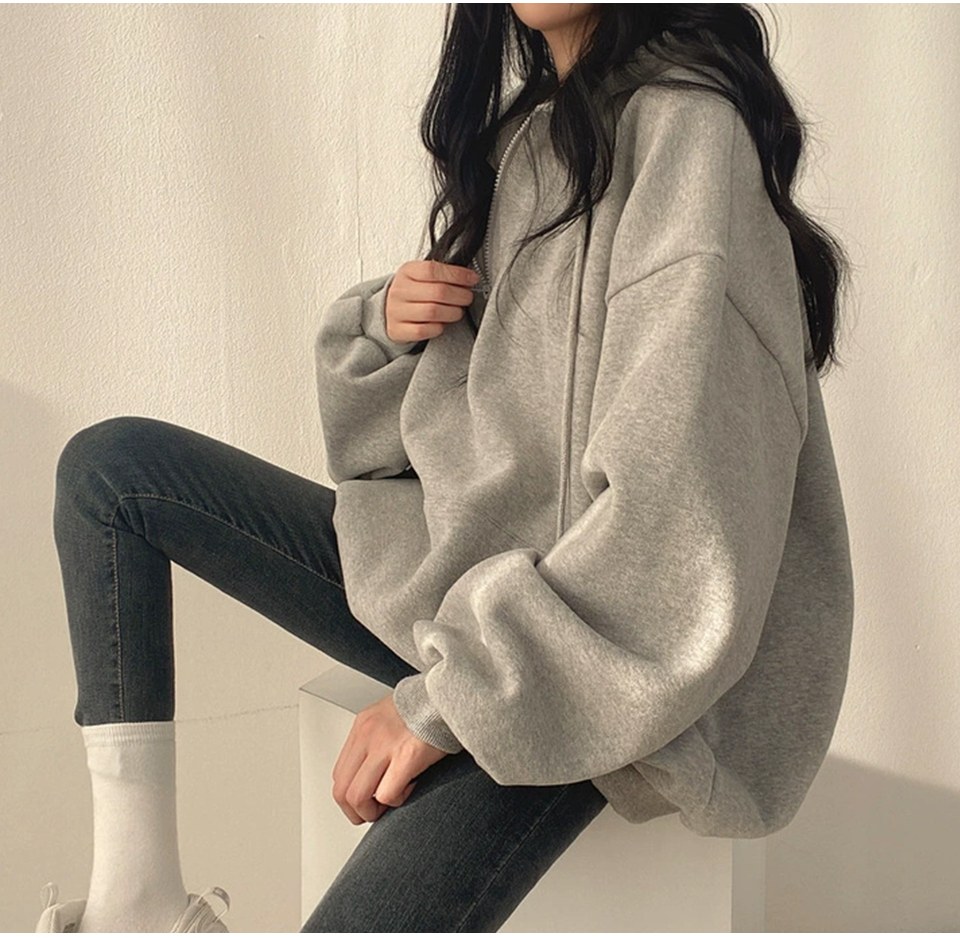 그레이·차콜 톤 후드티와 청바지 전신 코디 사진
