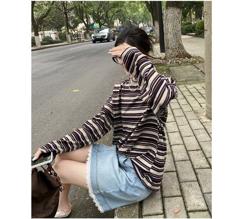 차콜·아이보리 톤 니트와 청바지 전신 코디 사진