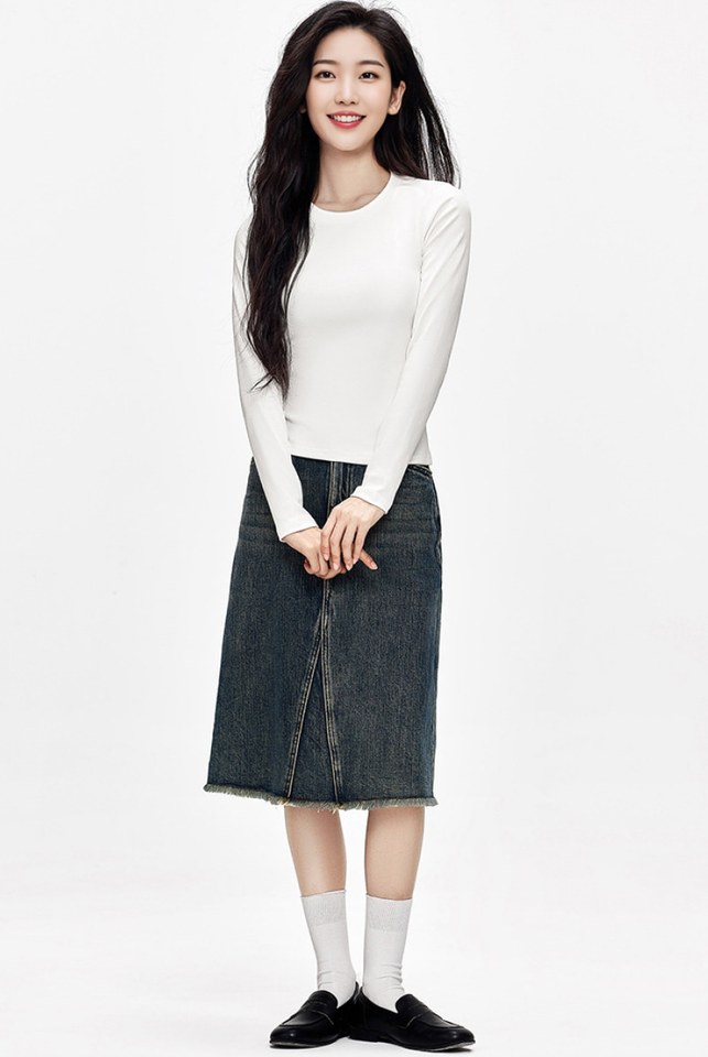 블랙·차콜 톤 셔츠와 청바지 전신 코디 사진