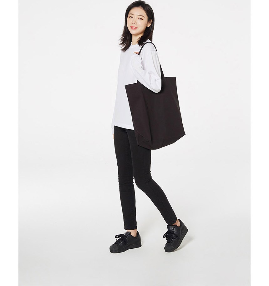 화이트·블랙 톤 셔츠와 트레이닝팬츠 전신 코디 사진