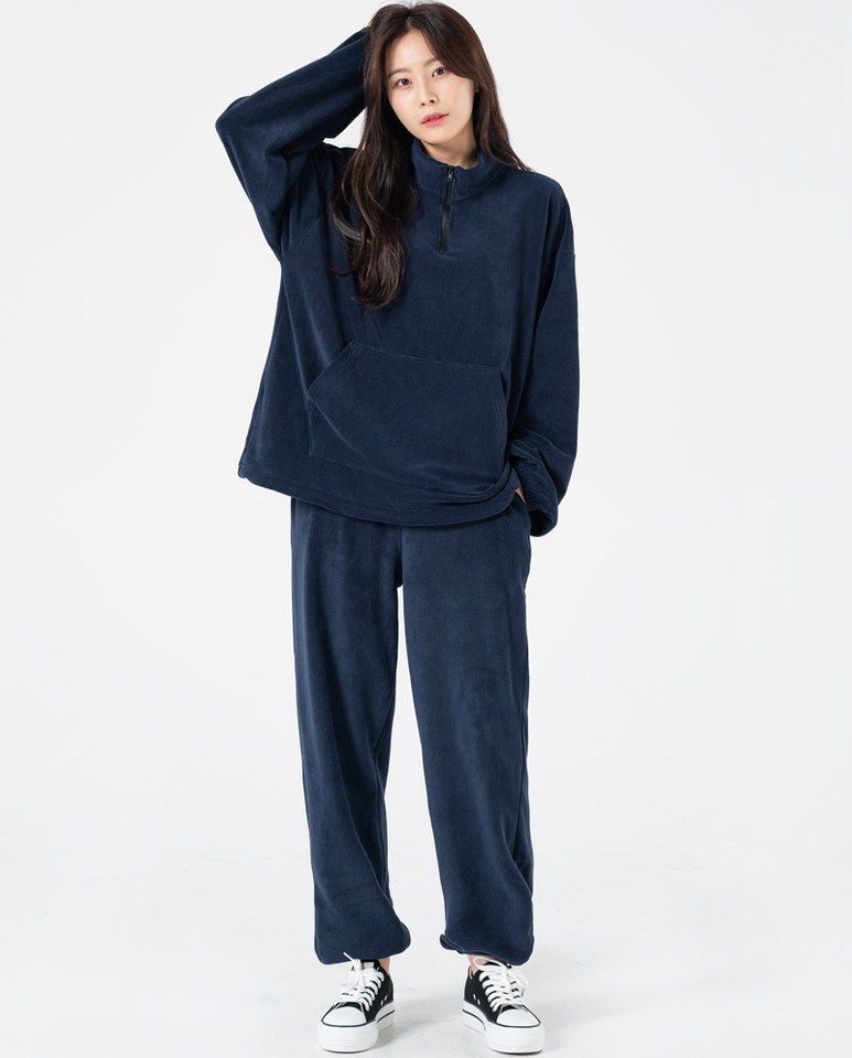 네이비·블랙 톤 후드집업과 트레이닝팬츠 전신 코디 사진
