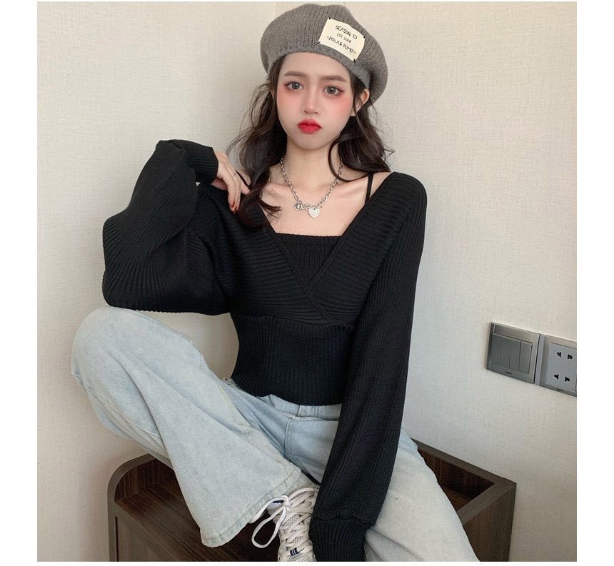 블랙·그레이 톤 셔츠와 와이드팬츠 전신 코디 사진