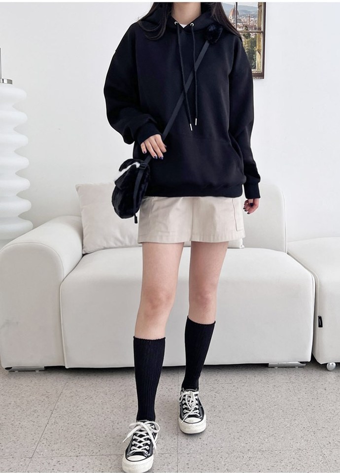 블랙·아이보리 톤 후드티 전신 코디 사진