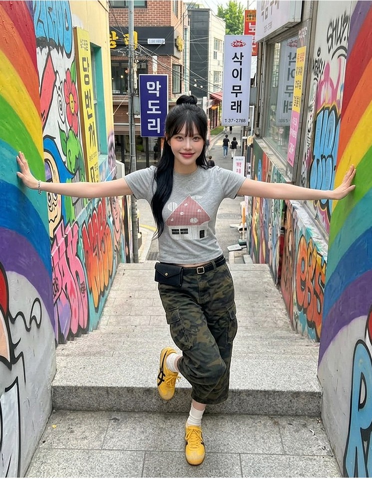 아이보리·그레이 톤 셔츠와 트레이닝팬츠 전신 코디 사진