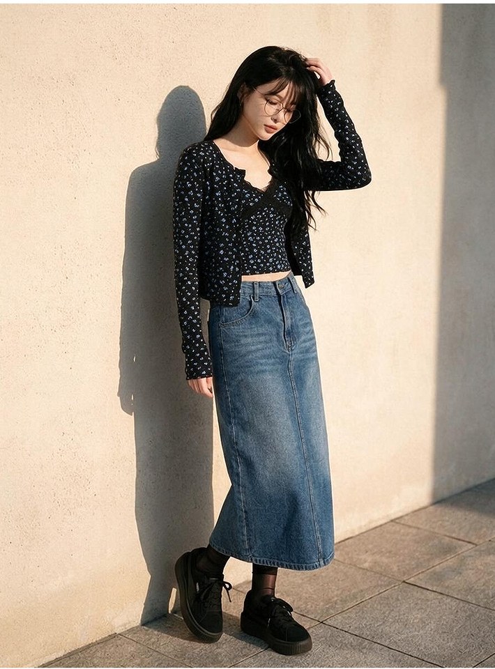 블랙·베이지 톤 가디건과 청바지 전신 코디 사진