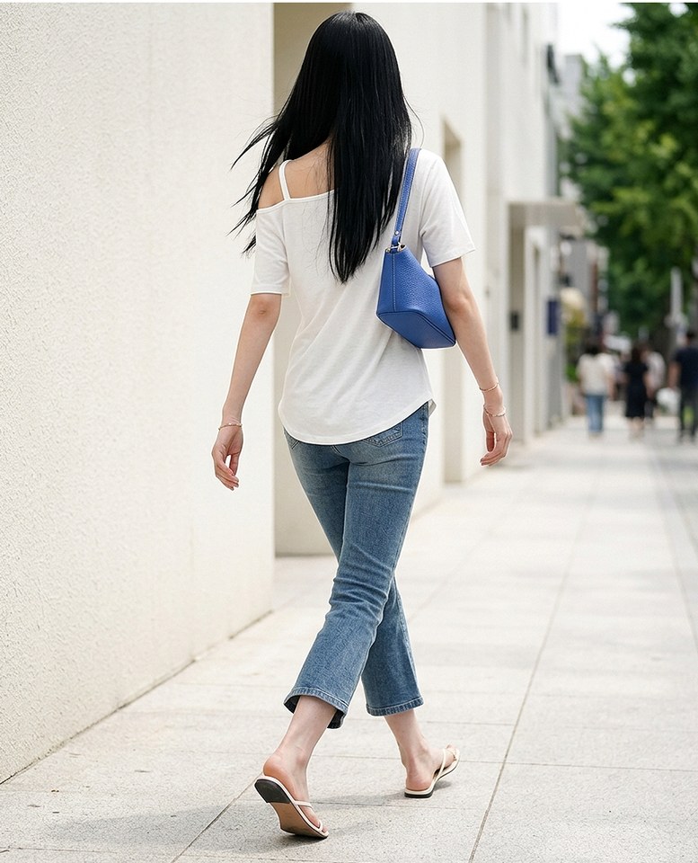 블랙·화이트 톤 셔츠와 청바지 전신 코디 사진