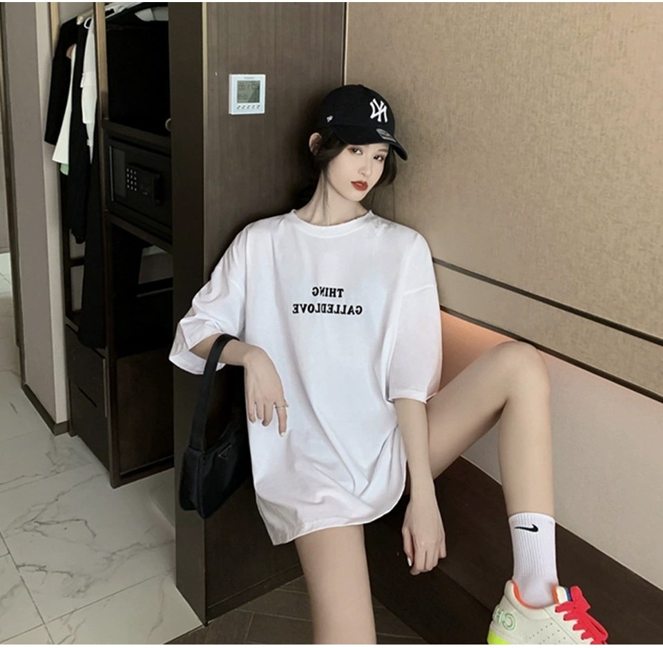 화이트·블랙 톤 셔츠와 미니스커트 전신 코디 사진